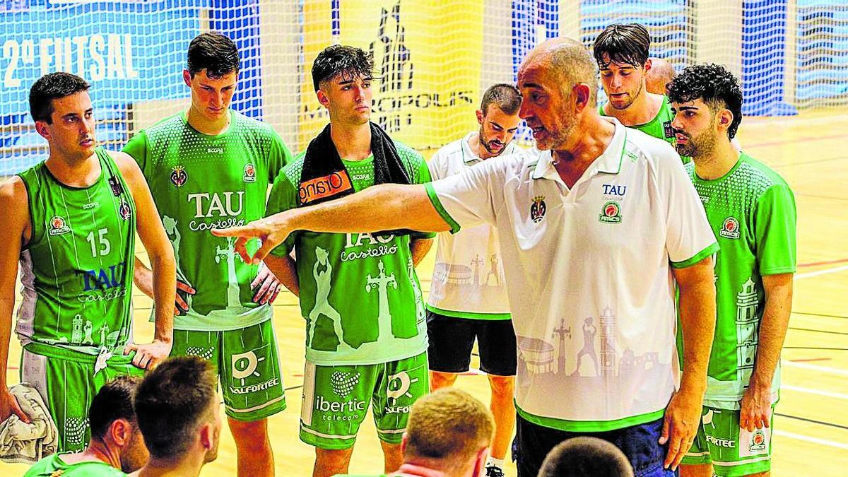 El entrenador Juan Antonio Orenga, en el descanso de unos de los partidos de pretemporada del TAU Castelló.