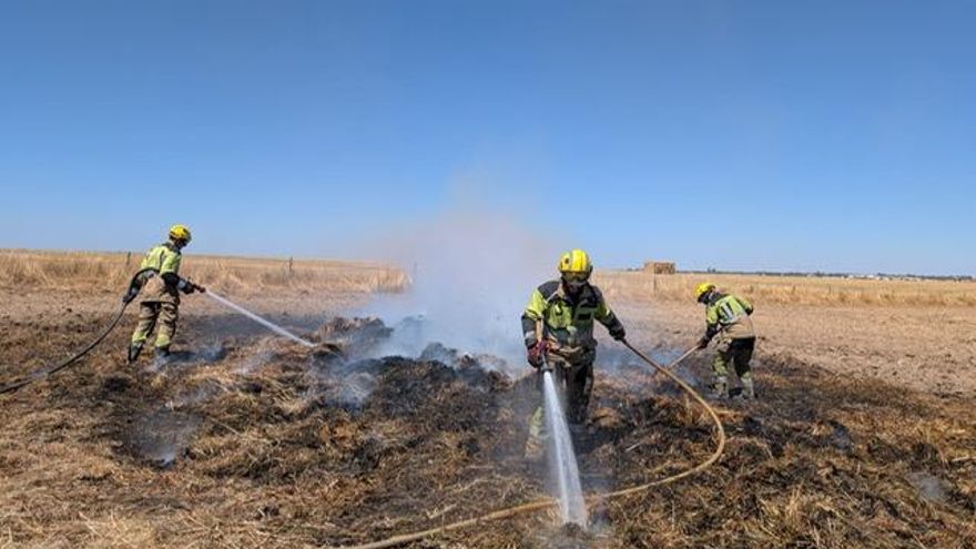 Los bomberos extinguen un incendio en Malpartida de Cáceres