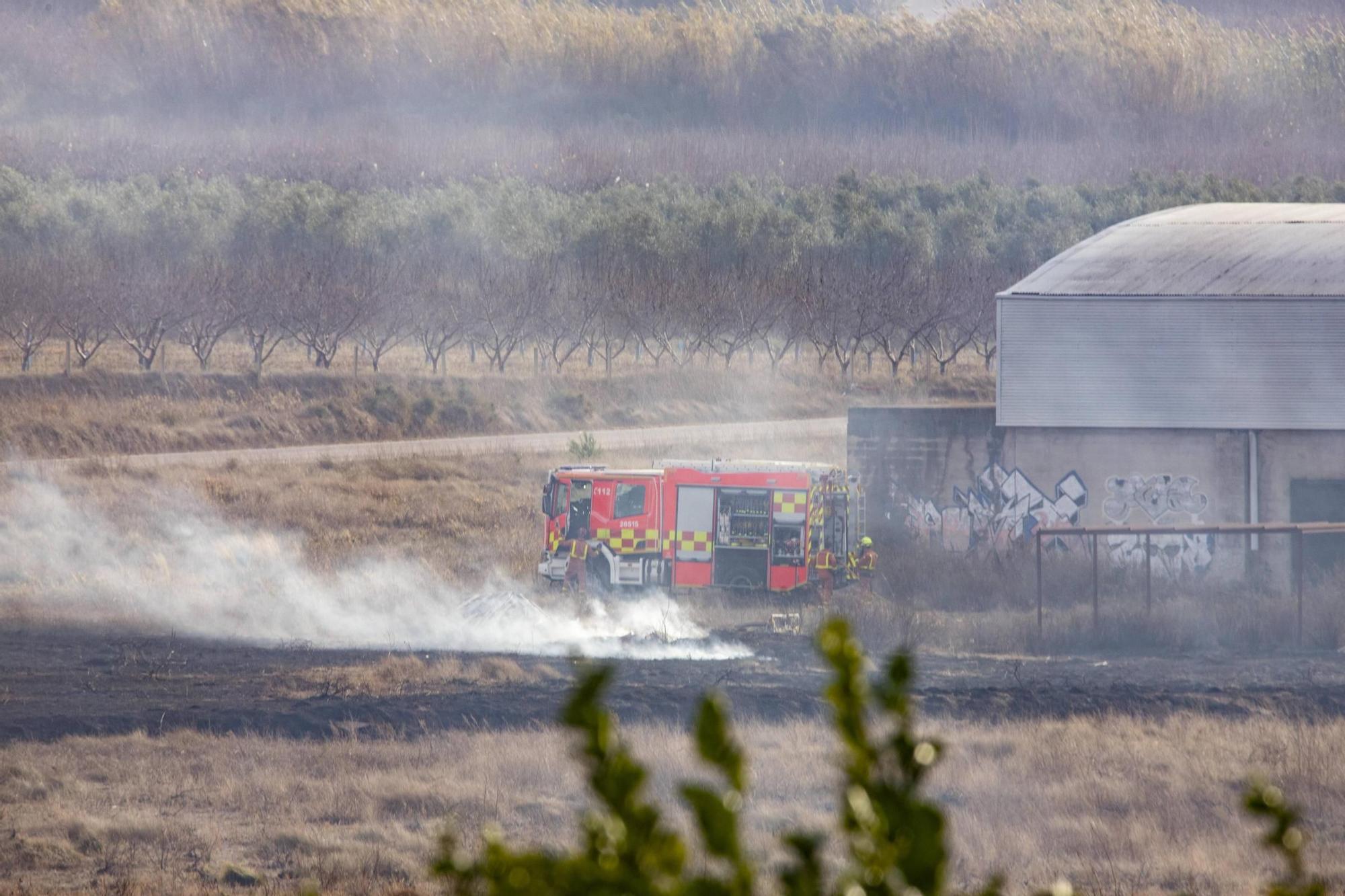 Movilizan varios medios aéreas para extinguir un incendio cercano a una pirotecnica en Bèlgida