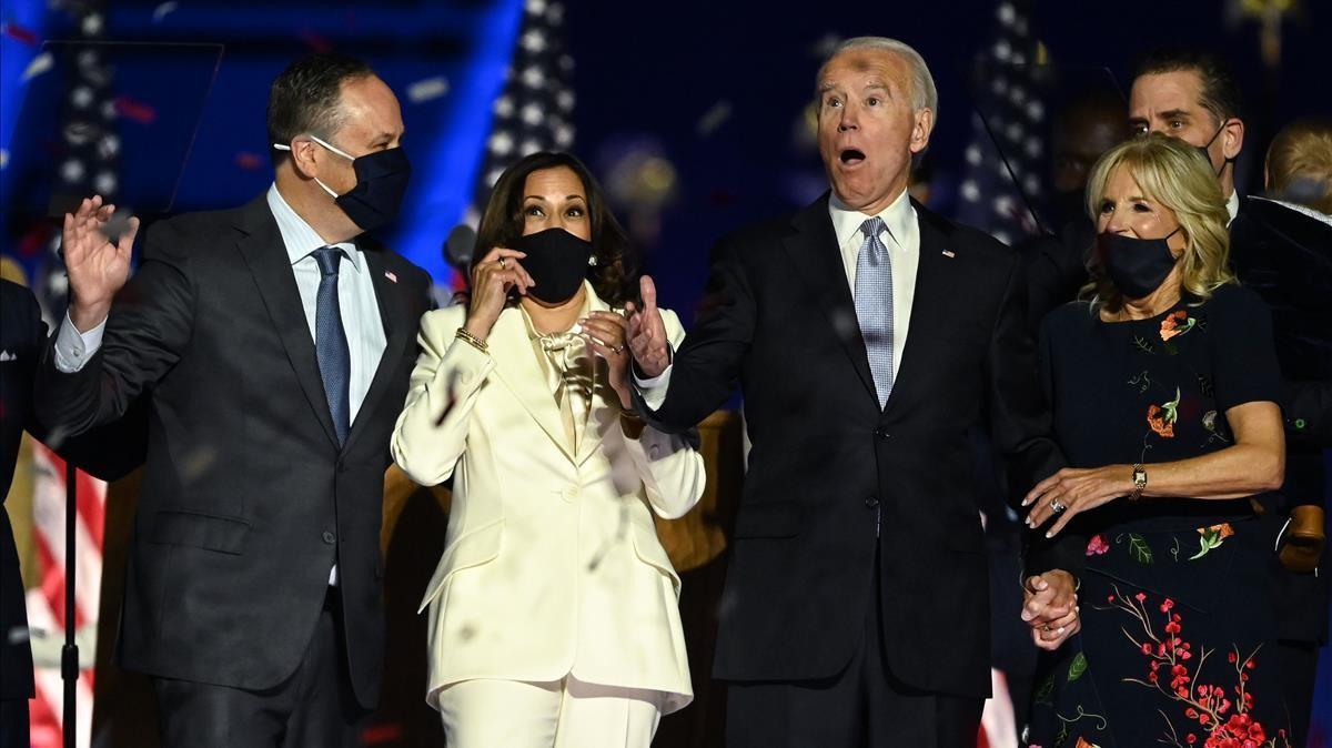 El presidente electo de EE. UU. Joe Biden y la vicepresidenta electa Kamala Harris, reaccionan cuando cae el confeti después de pronunciar sus discursos en Wilmington, Delaware, el 7 de noviembre de 2020, tras haber sido declarados los ganadores de las elecciones presidenciales