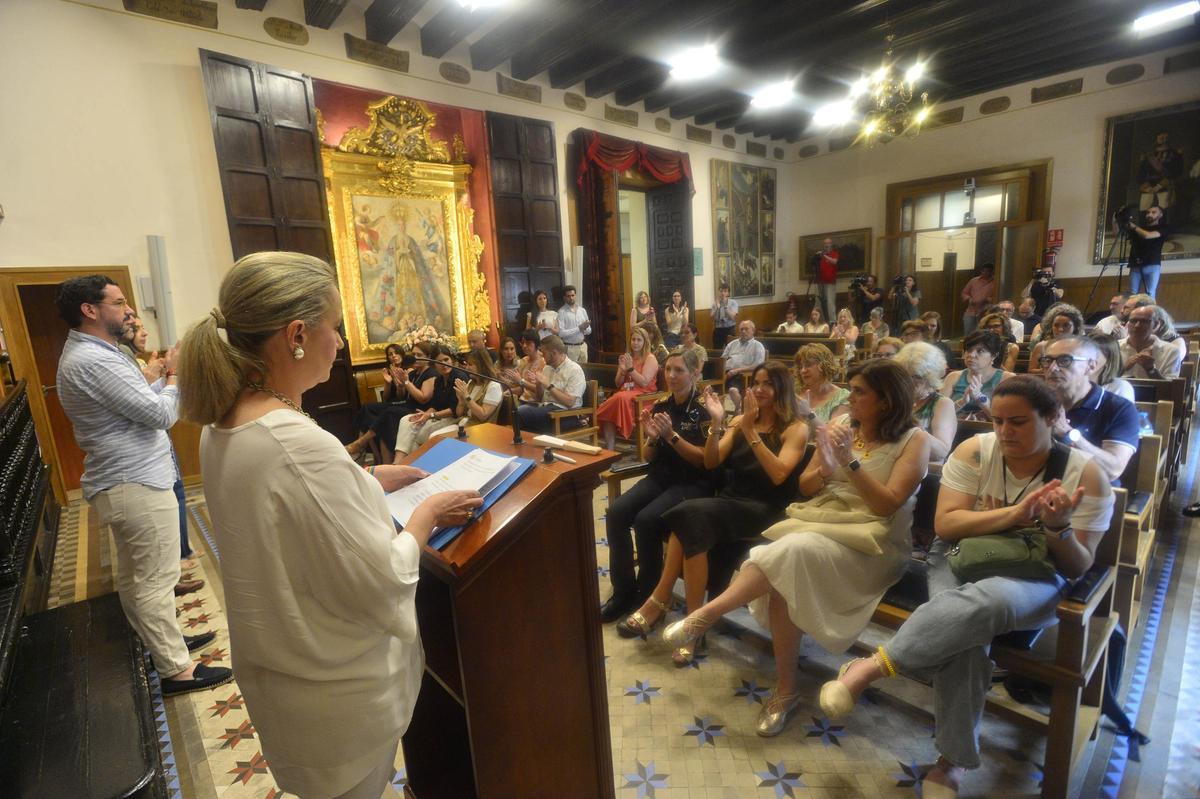 La concejal del PP Celia Lastra durante la lectura del manifiesto por el día del Orgullo en Elche