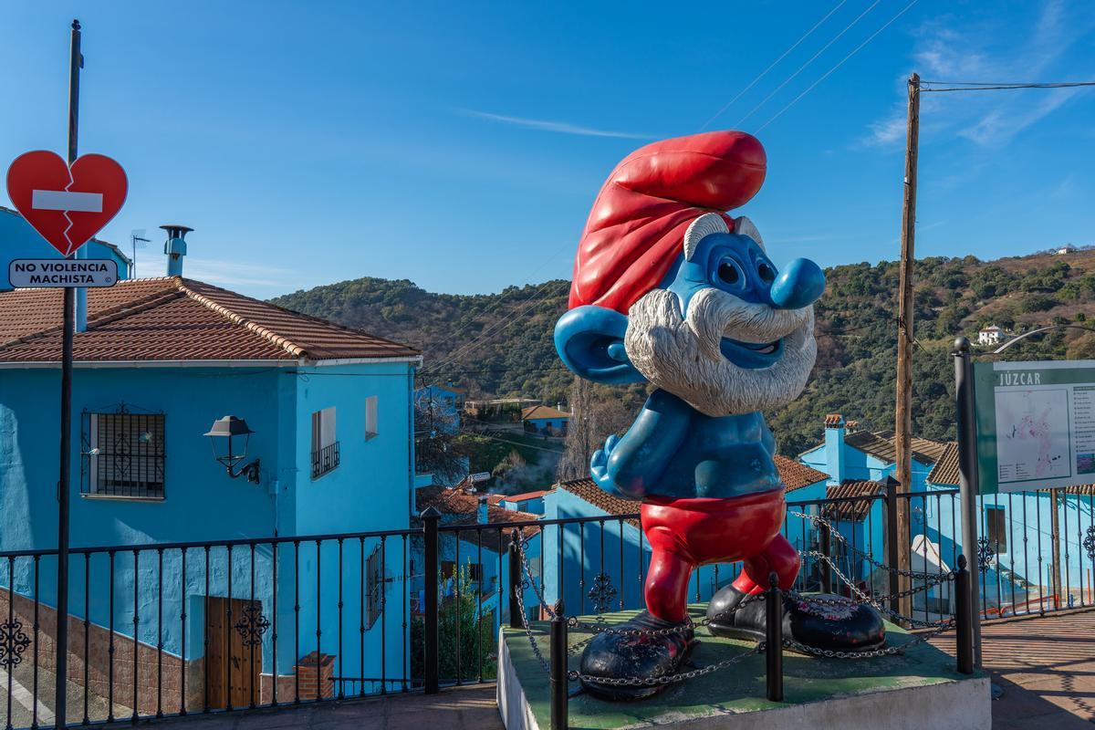 Una figura de Papá Pitufo con vistas a la Serranía de Ronda