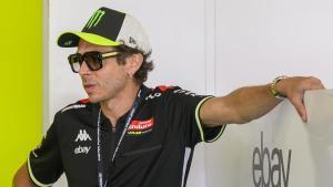 LUSAIL (Qatar), 12/04/2025.- VR46 Racing Team owner Valentino Rossi (R) chats in the garage during the Qualifying for the Motorcycling Grand Prix of Qatar, in Lusail, Qatar, 12 April 2025. The 2025 Motorcycling Grand Prix of Qatar is held at the Lusail International Circuit on 13 April 2025. (Motociclismo, Catar) EFE/EPA/NOUSHAD THEKKAYIL. gp qatar 2025. circuito internacional lusail
