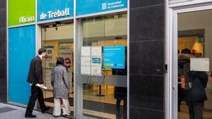 Personas entran en una oficina de Treball en Barcelona, en marzo pasado.