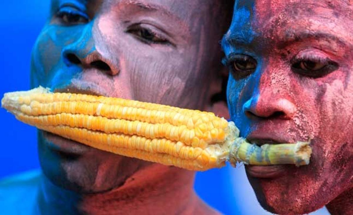 Partidaris del president de Costa d’Ivori i candidat a les eleccions, Laurent Gbagbo, mosseguen una panotxa durant una concentració a Abidjan. Els comicis s’han desenvolupat de forma pacífica, però no s’ha proclamat un clar guanyador i els principals candidats aniran a una segona volta a les urnes.