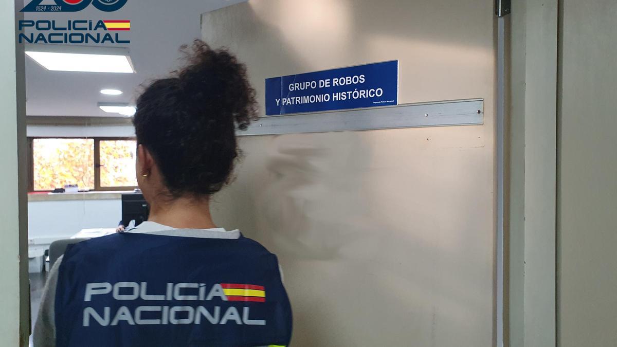 Una agente del Grupo de Robos de la Policía.