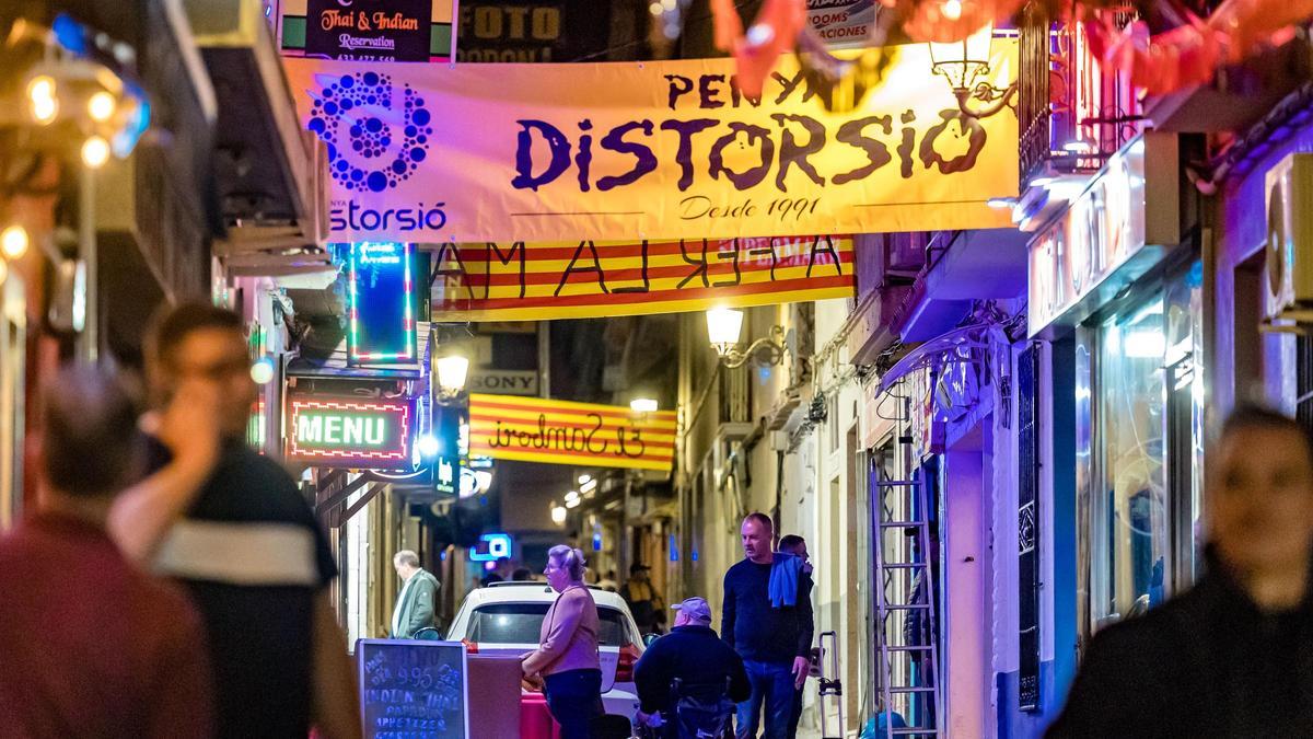 Una de las calles del centro de Benidorm con carteles de las peñas.