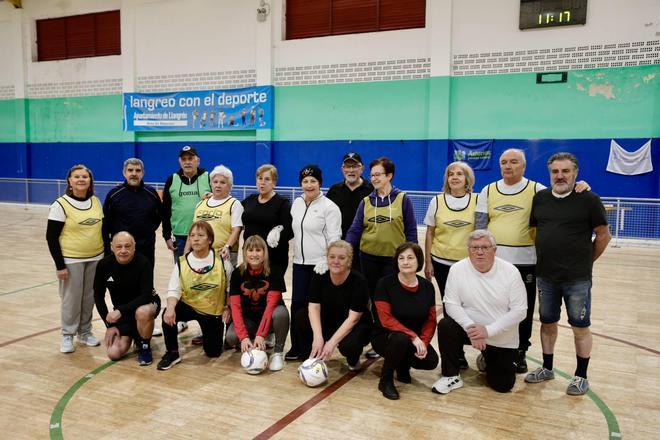 Fútbol andando, el deporte de moda entre los mayores de Langreo