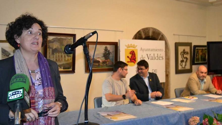 La consejera Berta Piñán, ayer en Luarca, durante la presentación, con el concejal de Cultura de Valdés, Ismael González; el alcalde, Óscar Pérez, y el director general de Cultura y Patrimonio, Martín López-Vega.