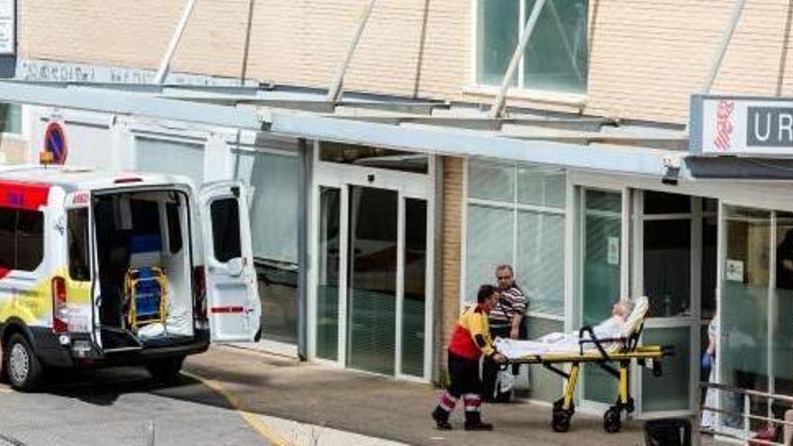 Una ambulancia hace un traslado al hospital en la Marina.