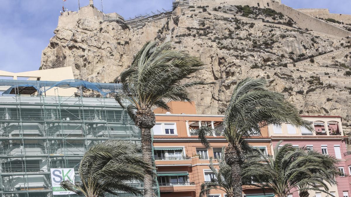 Viento en la playa del Postiguet de Alicante en una imagen de archivo.