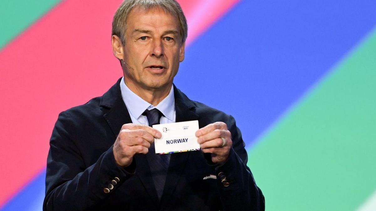 Jürgen Klinsmann saca el cartel de Noruega durante el sorteo de la Eurocopa en Frankfurt. |  // EFE