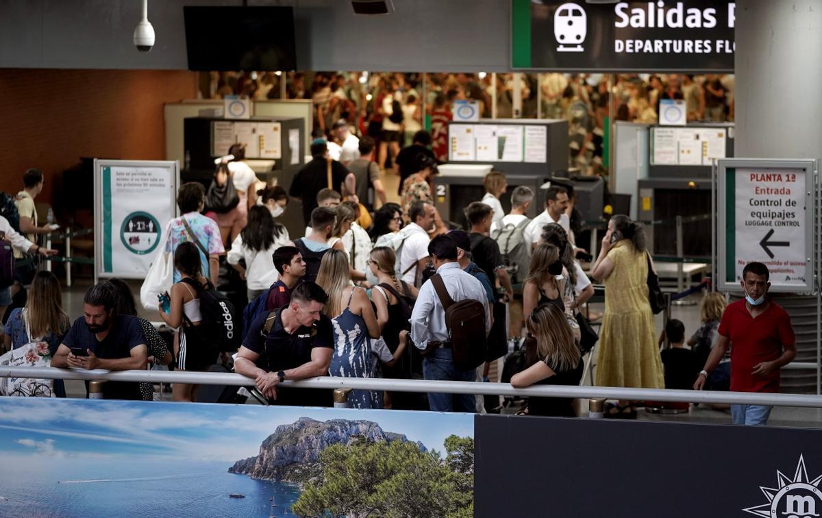 Pasajeros en la estación de Atocha afectados por la suspensión del servicio entre Madrid y Barcelona.