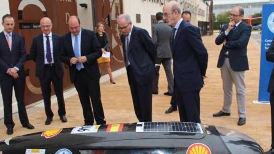 El presidente visitó las instalaciones del parque y ver sus creaciones como este coche solar.