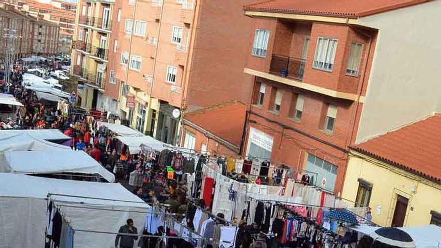 Desarrollo del mercadillo en la mañana de ayer.