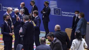 Los asistentes a la cumbre de jefes de Estado y de Gobierno de la UE departen durante un receso.