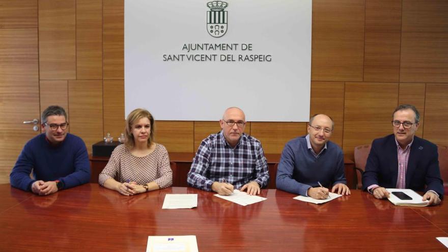 San Vicente renueva el convenio con la Villa Universitaria para utilizar sus instalaciones deportivas