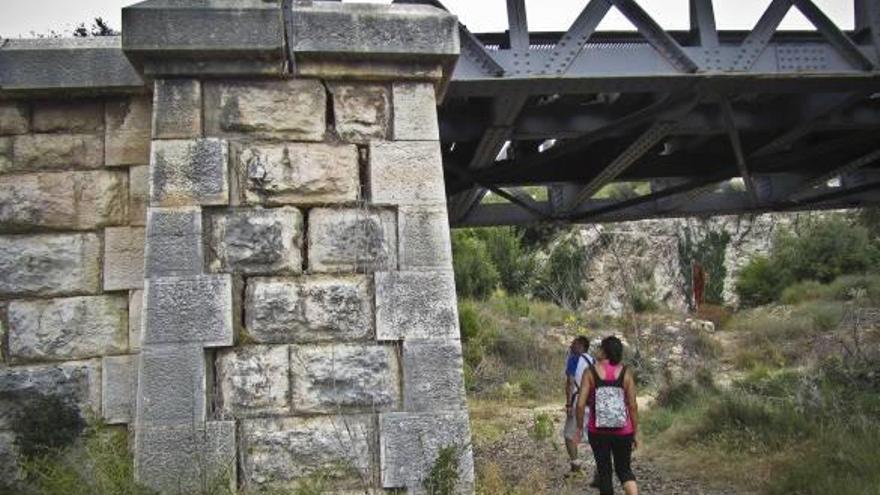 Imagen de uno de los puentes deteriorados del trazado ferroviario entre Alcoy y Xàtiva.