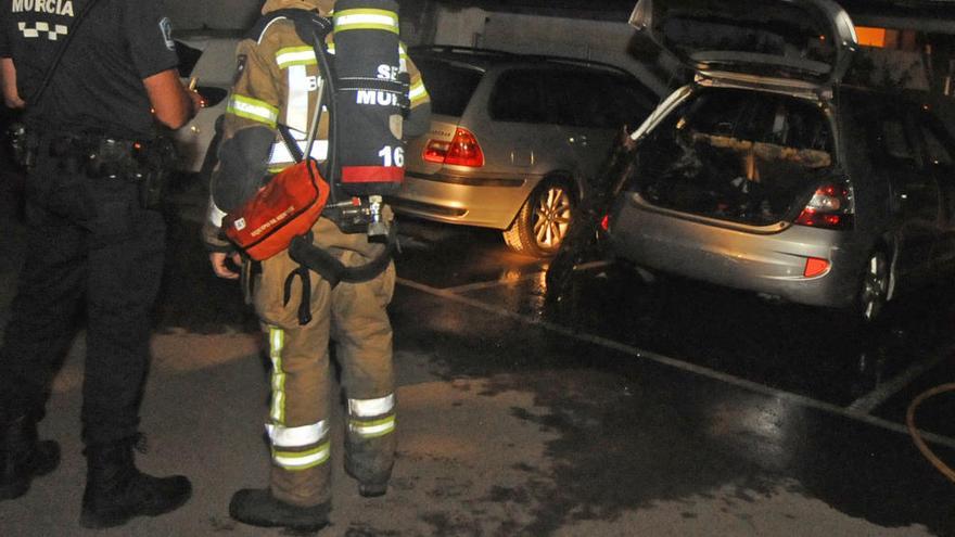 Segundo incendio de coches en aparcamientos en 24 horas en Murcia