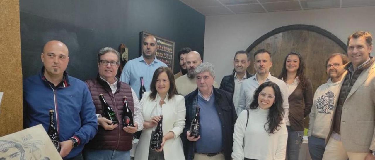 Participantes en la presentación de “La mar de sidras de Asturias”, ayer, en la Escuela de Hostelería de Gijón.