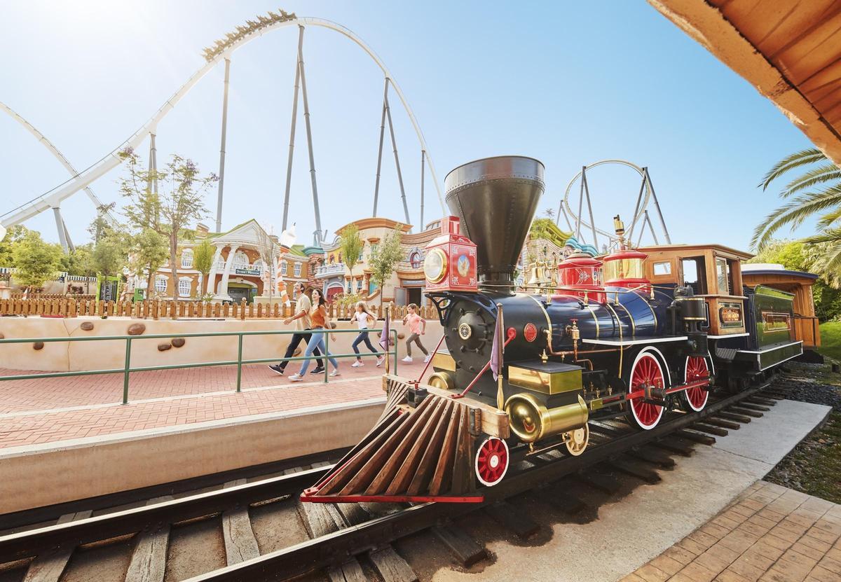 El tren de vapor atraviesa Sésamo Aventura, en PortAventura World