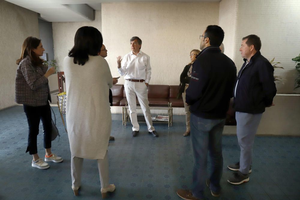 El arquitecto Carlos Lamela, hijo de Antonio Lamela, visita el edificio del paseo marítimo Ciudad de Melilla, 23, realizado por su padre, para conocer el portal que la comunidad de propietarios ha aprobado esta semana demoler próximamente, para instalar uno nuevo.