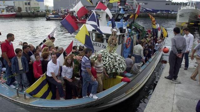 La Virgen del Carmen, embarcando en O Berbés en la procesión del año 2003.