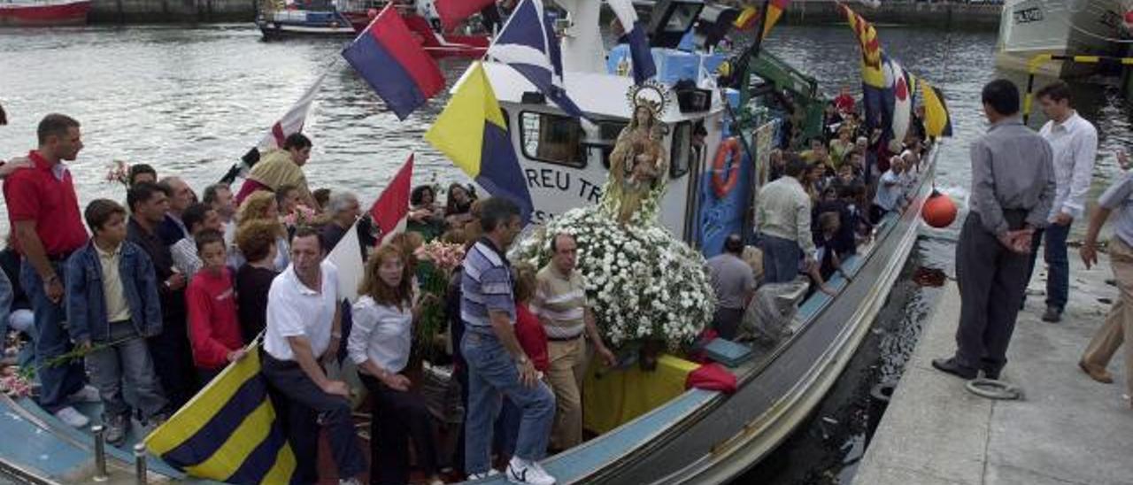 La Virgen del Carmen, embarcando en O Berbés en la procesión del año 2003.