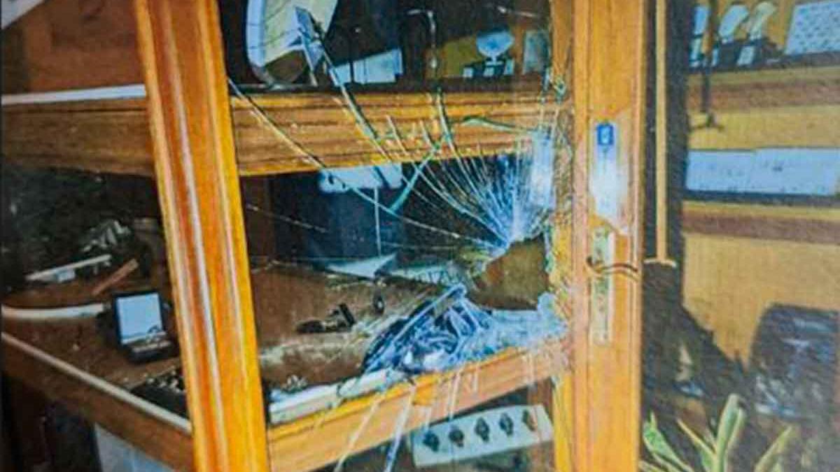 Die zerstörte Schaufensterscheibe des Juweliergeschäfts in Llucmajor.