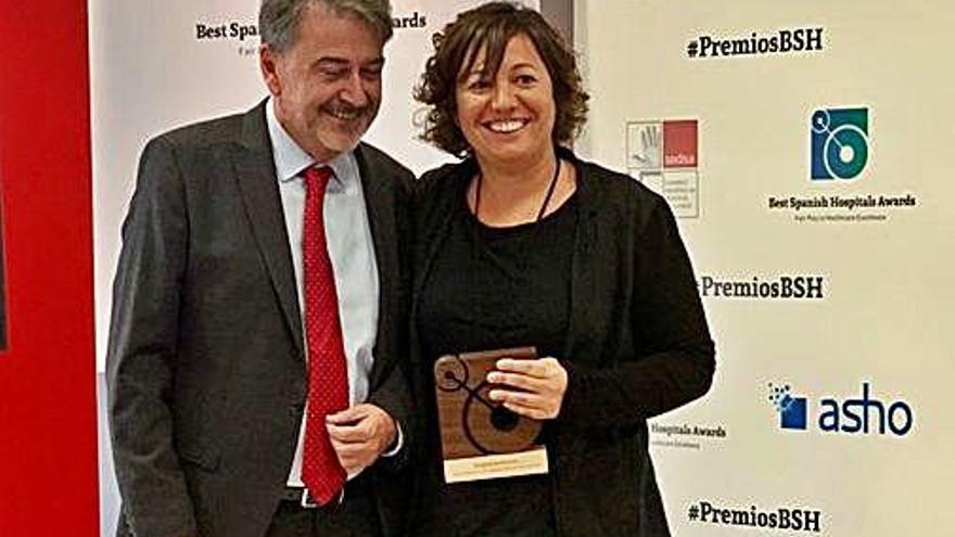 La doctora Anna Ribera recollint un dels premis a Madrid.