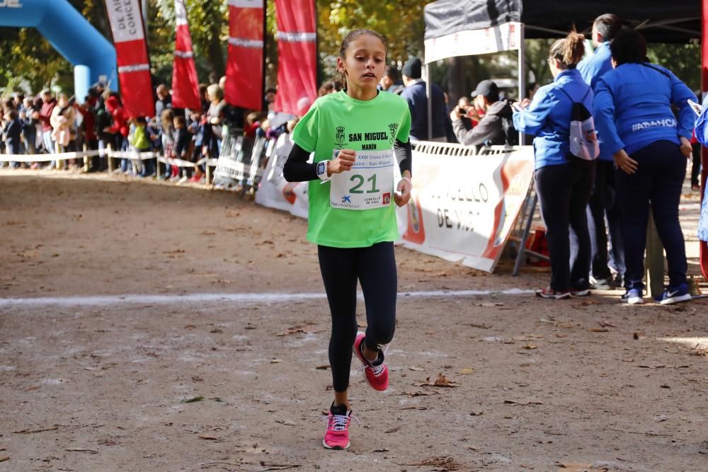 Más de 1.100 jóvenes atletas desafían a las bajas temperaturas para participar en la tradicional carrera de cross escolar.