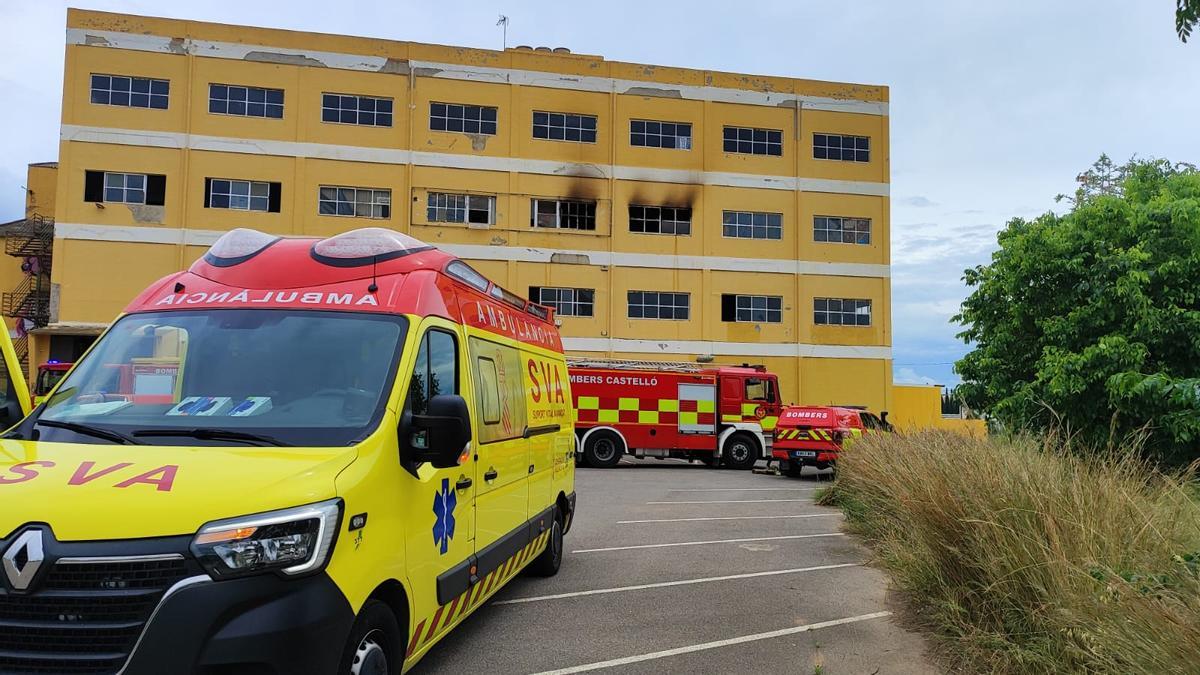 Alarma por un incendio en la antigua sede de la empresa Serratins en Castelló