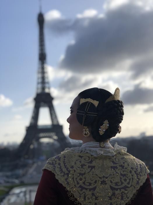 Marina y Sara, en la fiesta fallera de París.