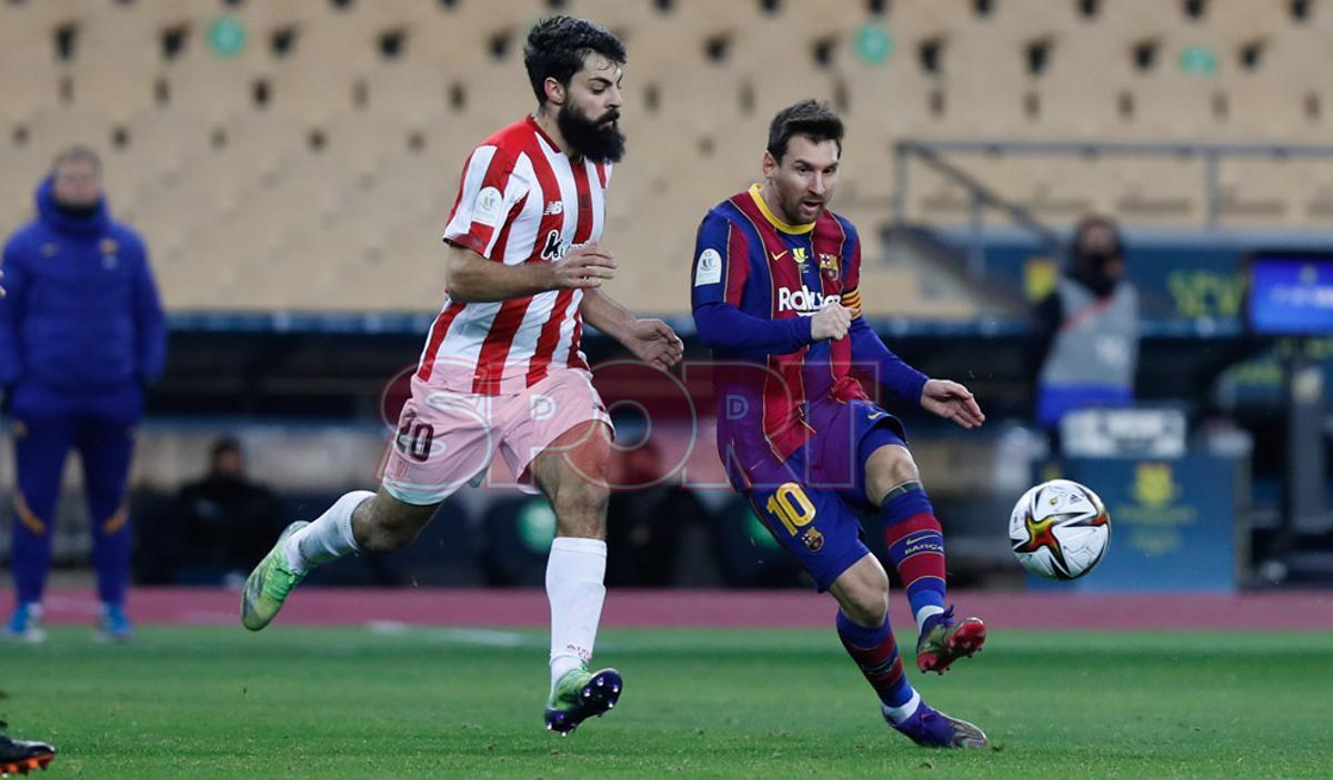 Leo Messi en acción durante la final de la Supercopa de España disputada entre FC Barcelona y Athletic de Bilbao en el estadio de la Cartuja de Sevilla. Leo Messi en acción durante la final de la Supercopa de España disputada entre FC Barcelona y Athletic de Bilbao en el estadio de la Cartuja de Sevilla.