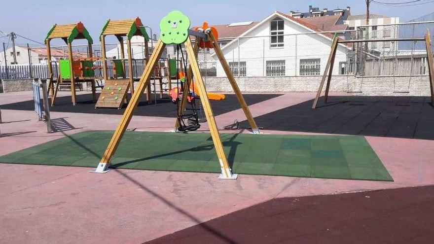 A Laracha instala nuevos juegos infantiles en el parque de Caión