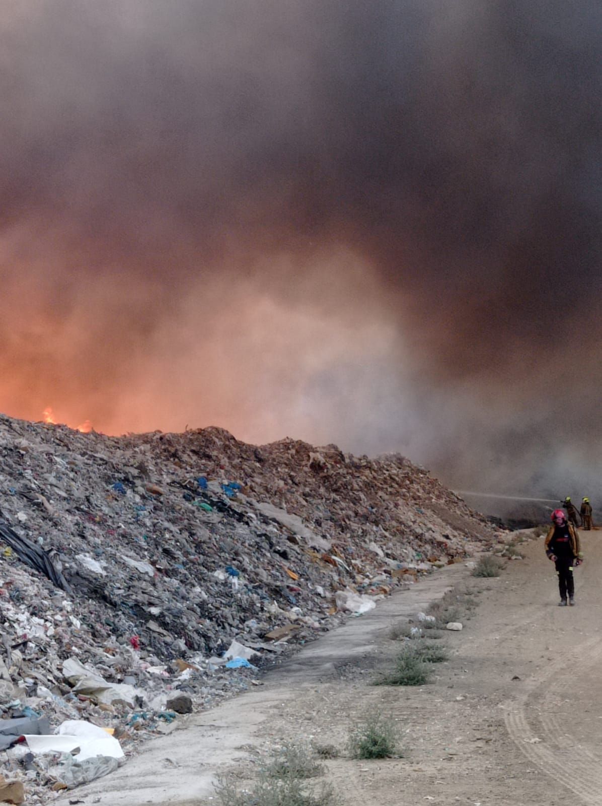 Un incendio en el vertedero de inertes de Monovar provoca una gran columna de humo