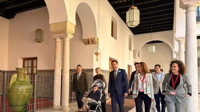 Vídeo | Leo, el niño con piel de mariposa, visita el Parlamento de Andalucía