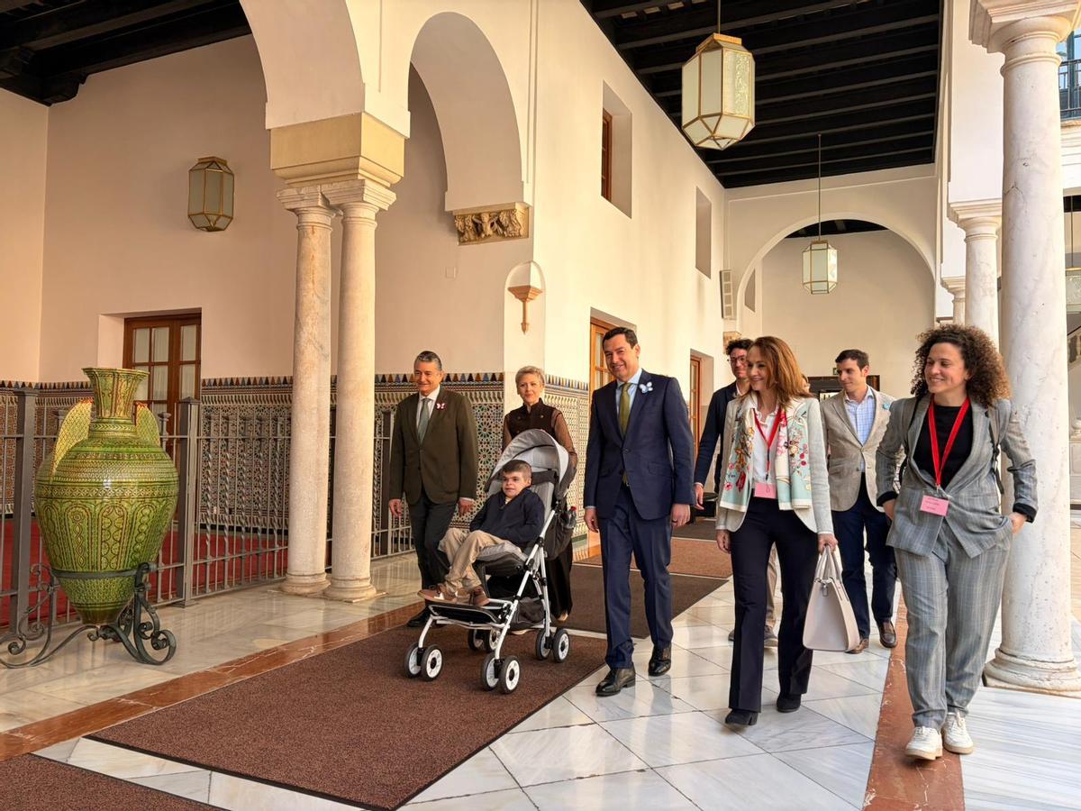 Vídeo | Leo, el niño con piel de mariposa, visita el Parlamento de Andalucía