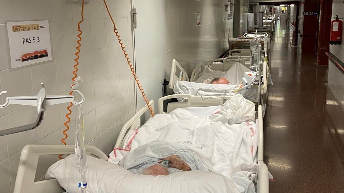 Pacientes ayer en el pasillo de Urgencias de la Arrixaca.