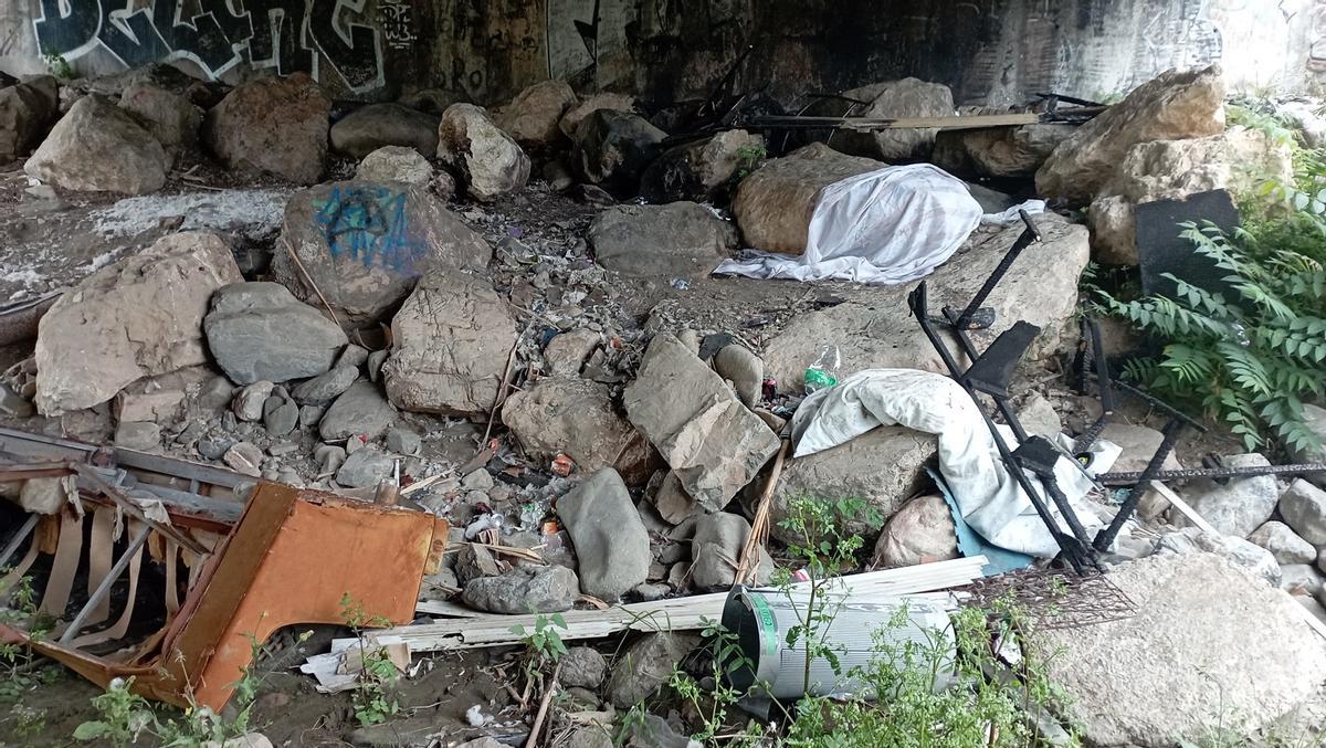 Bajo los puentes del arroyo Jaboneros es donde se acumula más basura.