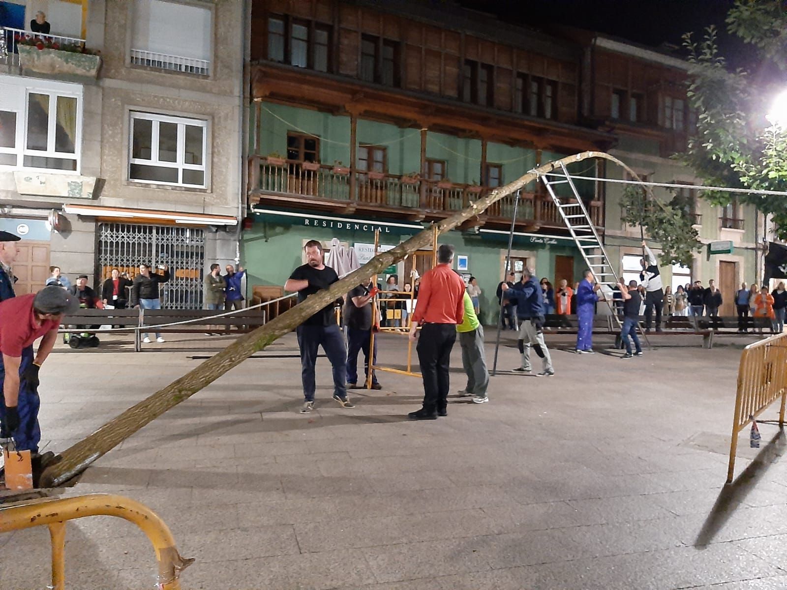 Los casados de la Pola plantan el roble: así ha sido la víspera de San Pedro