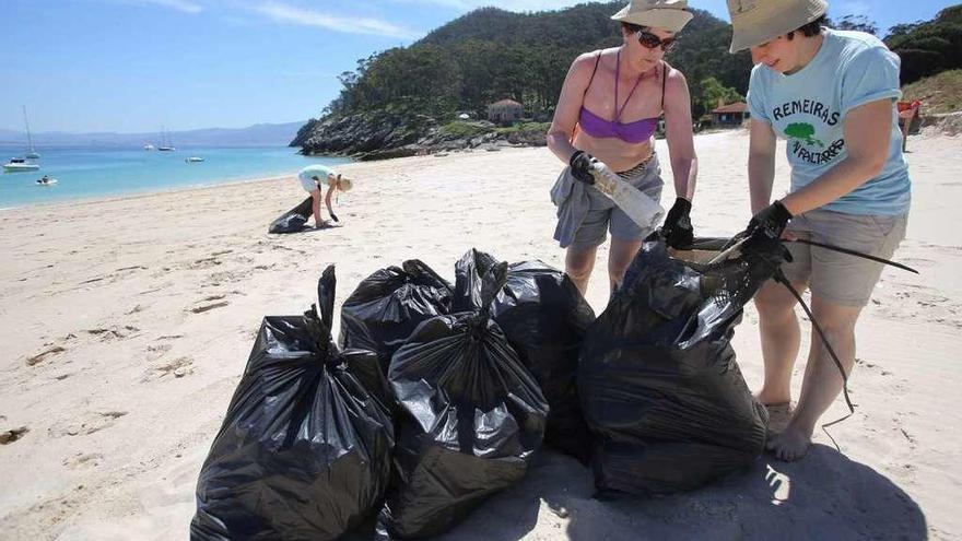 Voluntarias recogen plásticos y otros desechos en la isla Sur de Cíes el pasado verano. // Campus do Mar