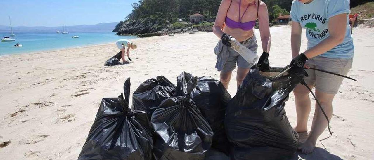 Voluntarias recogen plásticos y otros desechos en la isla Sur de Cíes el pasado verano. // Campus do Mar