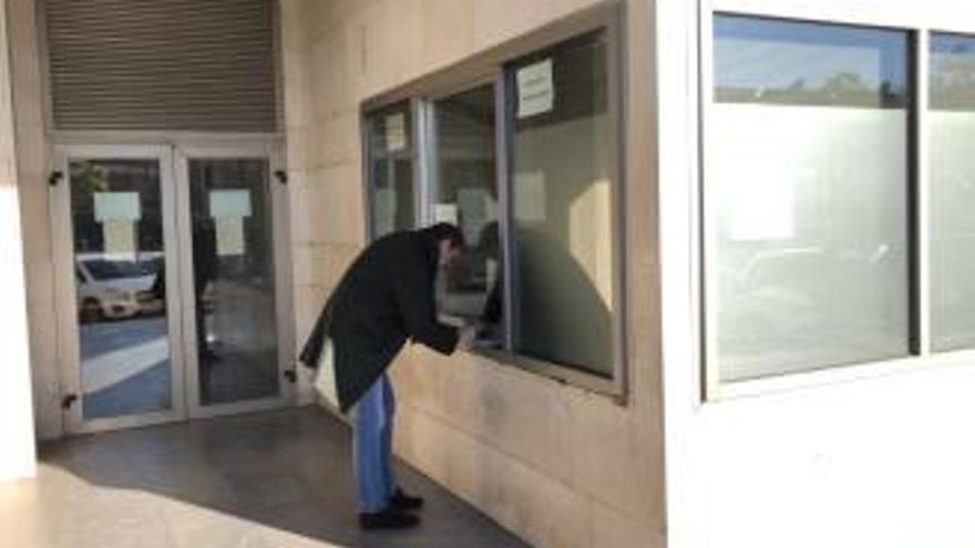 El expresidente de la Generalitat Eduardo Zaplana, ayer, firmando su personación en los juzgados de València.