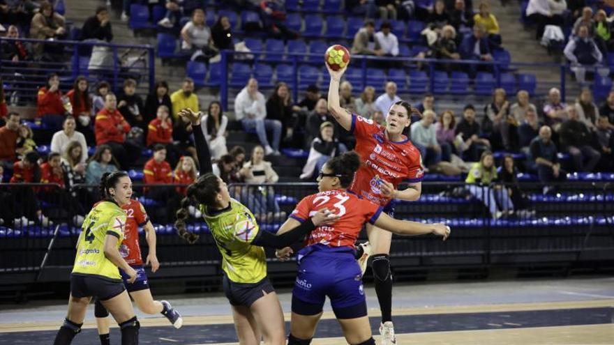 Micaela Casasola inicia un pase en el partido de ayer. // FDV