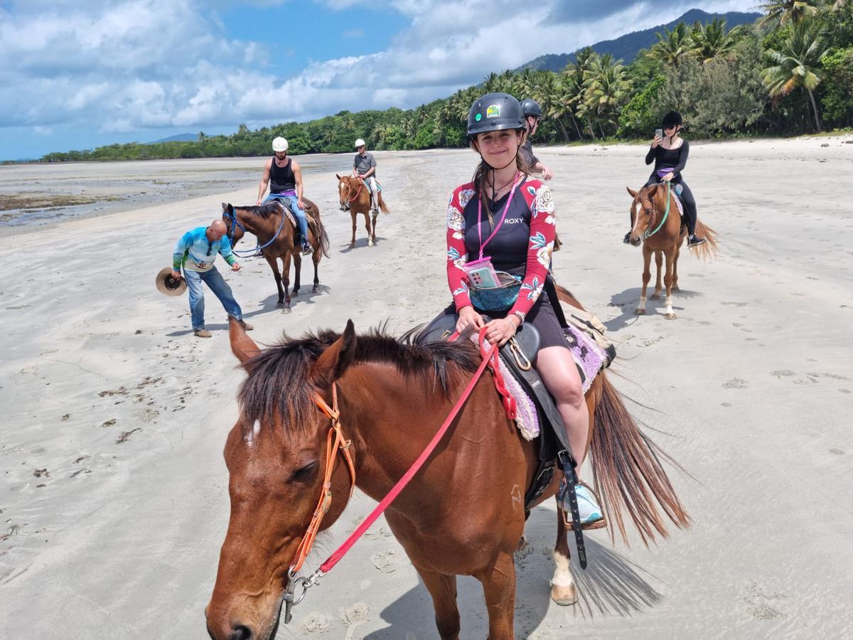 Alejandra es una apasionada de montar a caballo y qué mejor escenario para hacerlo que las playas australianas... pese a la presencia de grandes cocodrilos en la zona.