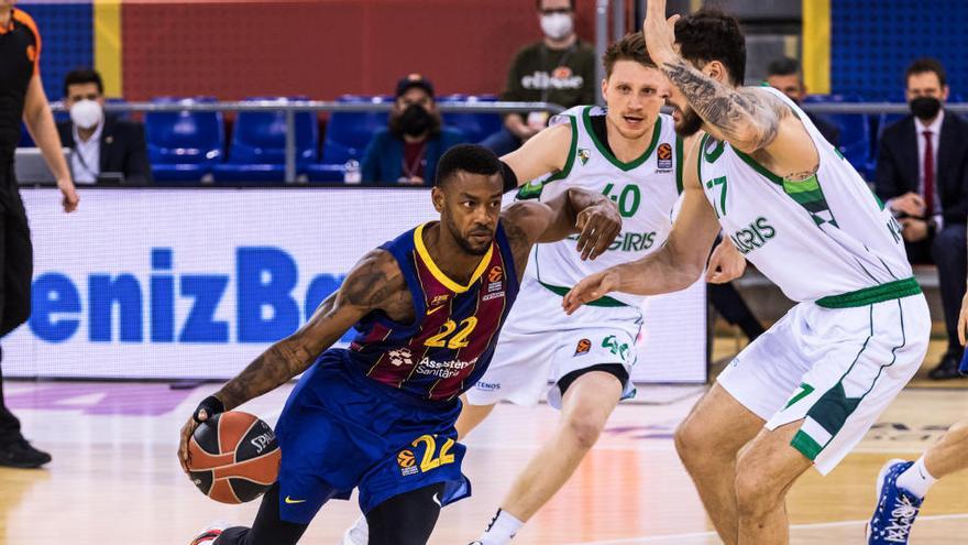 Cory Higgins se zafa de un defensa del Zalgiris Kaunas