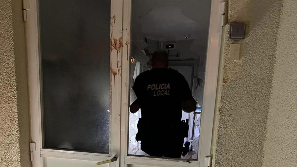 Un ladrón sufre graves cortes tras destrozar una cristalera en Alcúdia | POLICÍA LOCAL ALCÚDIA