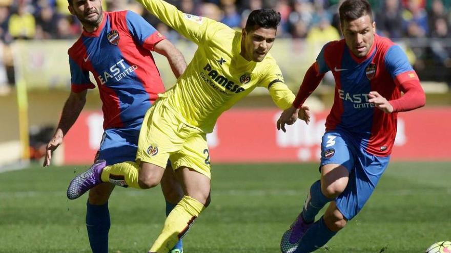 Nahuel, entre dos jugadores del Levante, en un partido de esta temporada.