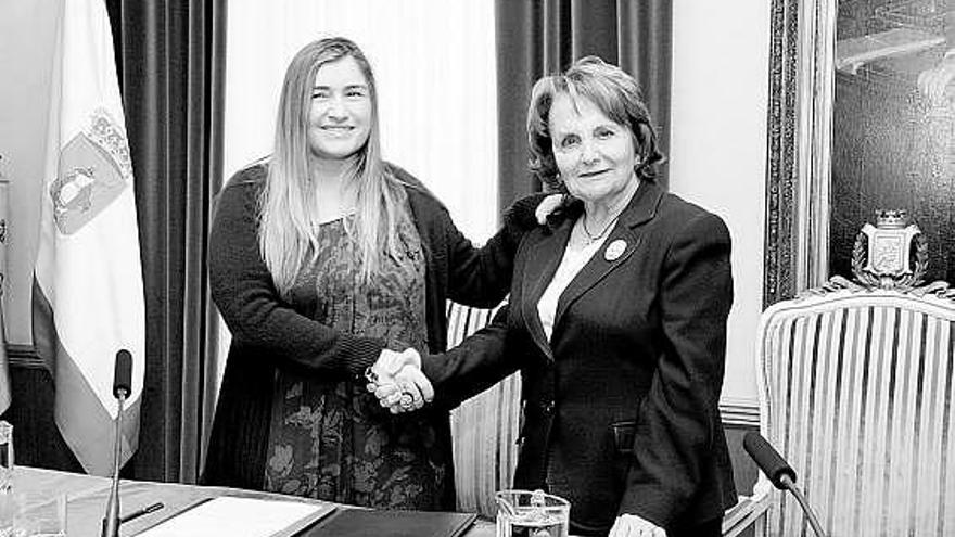 La Alcaldesa, a la derecha, saludando a la vicepresidenta de Cocemfe, Mónica Oviedo Sastre, ayer en el Ayuntamiento.